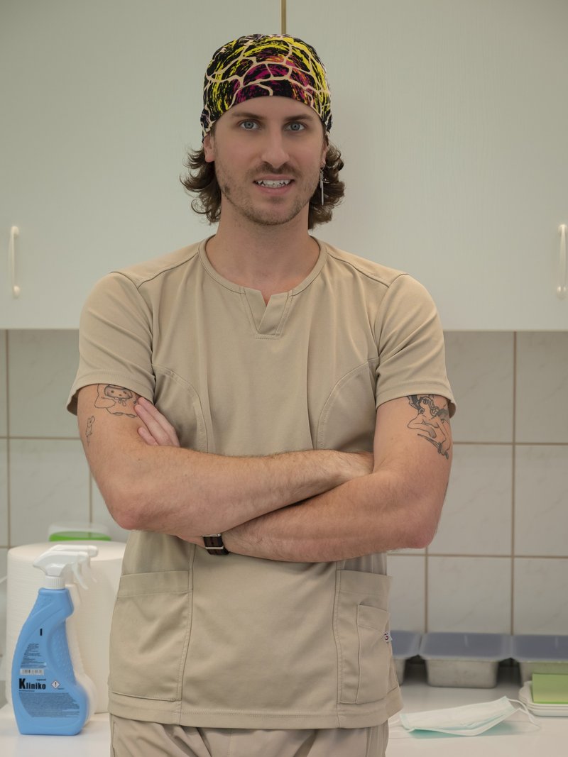 Dr. Kismarczi-Antalffy Áron Attila a rendelőben